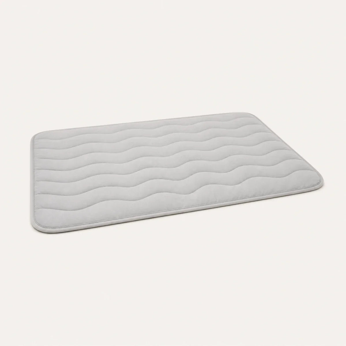 Tapis rafraîchissant pour chien gris posé au sol, alternative au panier pendant les fortes chaleurs Image