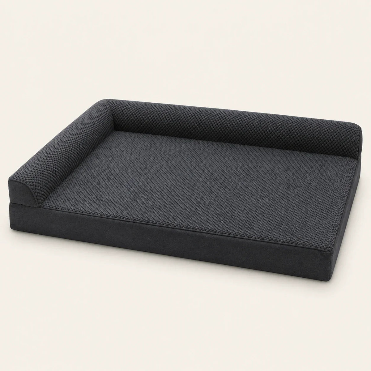 Chien étalé sur le flanc sur un canapé déhoussable gris, position de sommeil détendue