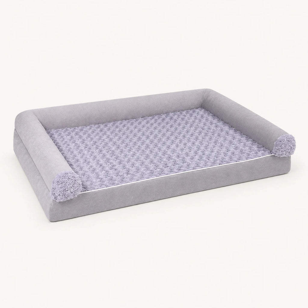 Panier carré mousse gris clair pour chien, vue studio | KALMO