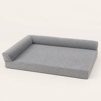 Canapé gaufré gris clair pour chien avec accoudoirs rembourrés, vue studio | KALMO