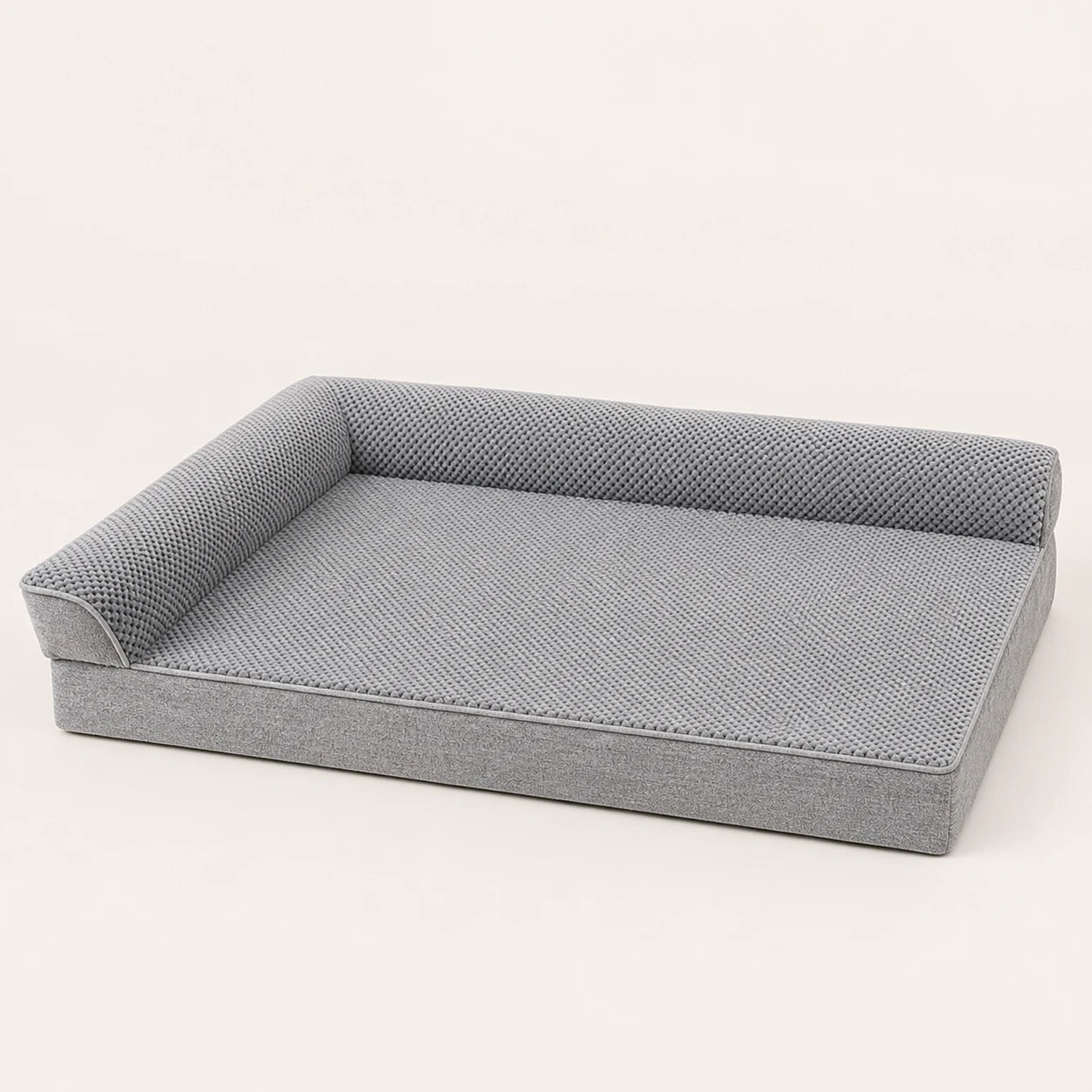 Canapé gaufré gris clair pour chien avec accoudoirs rembourrés, vue studio | KALMO