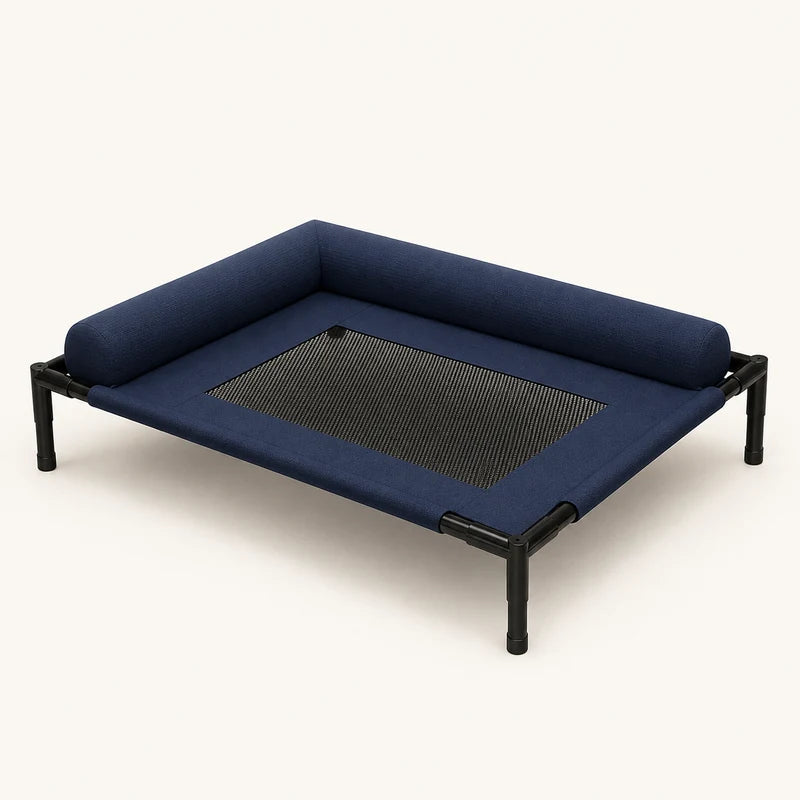 Lit de camp surélevé bleu marine pour chien, vue studio | KALMO