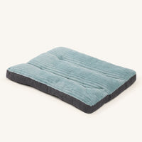 Tapis de couchage hiver vert forêt pour chien, vue studio | KALMO