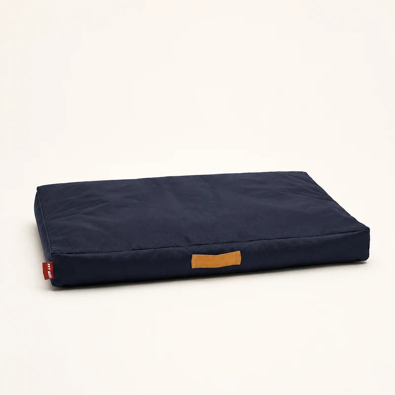 Tapis Oxford imperméable bleu marine pour chien, vue studio | KALMO