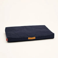 Tapis Oxford imperméable bleu marine pour chien, vue studio | KALMO