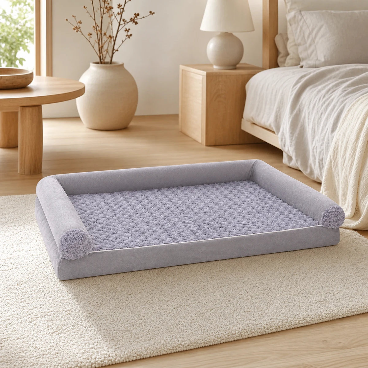 Panier chien mousse gris clair dans une chambre japandi | KALMO