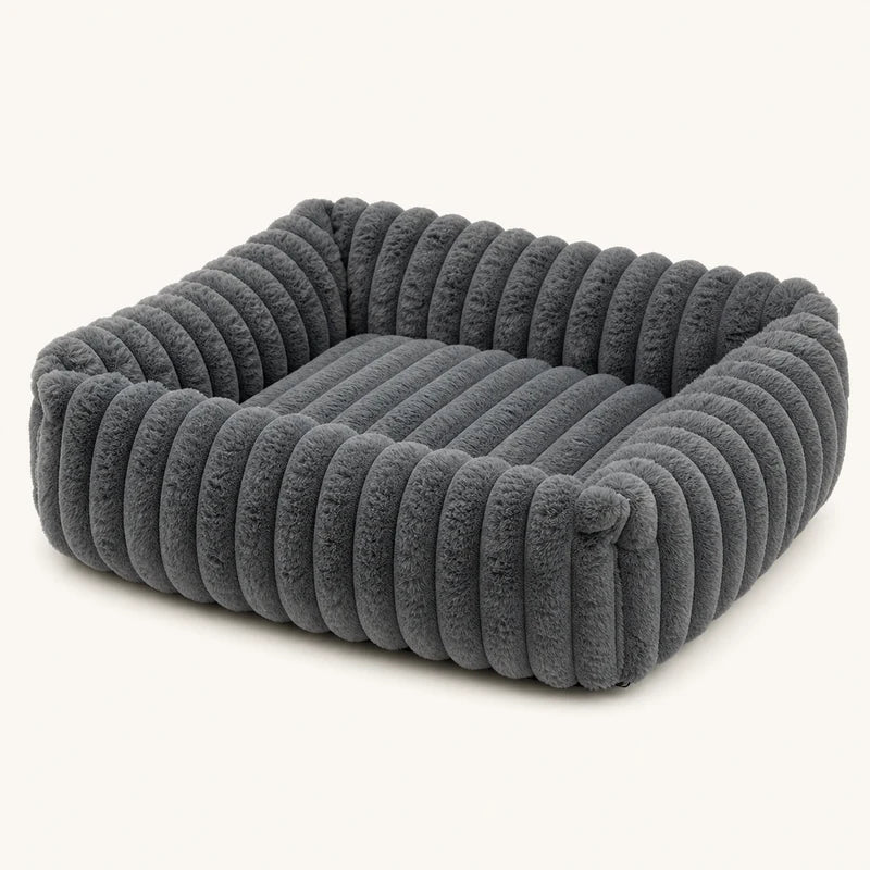 Panier carré velours gris rayé pour chien, vue studio | KALMO