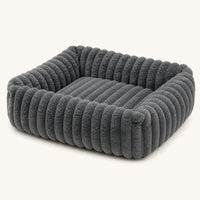Panier carré velours gris rayé pour chien, vue studio | KALMO