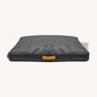 Tapis Oxford imperméable gris foncé pour chien, vue studio | KALMO