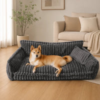 Canapé peluche chien gris foncé dans un intérieur chaleureux | KALMO
