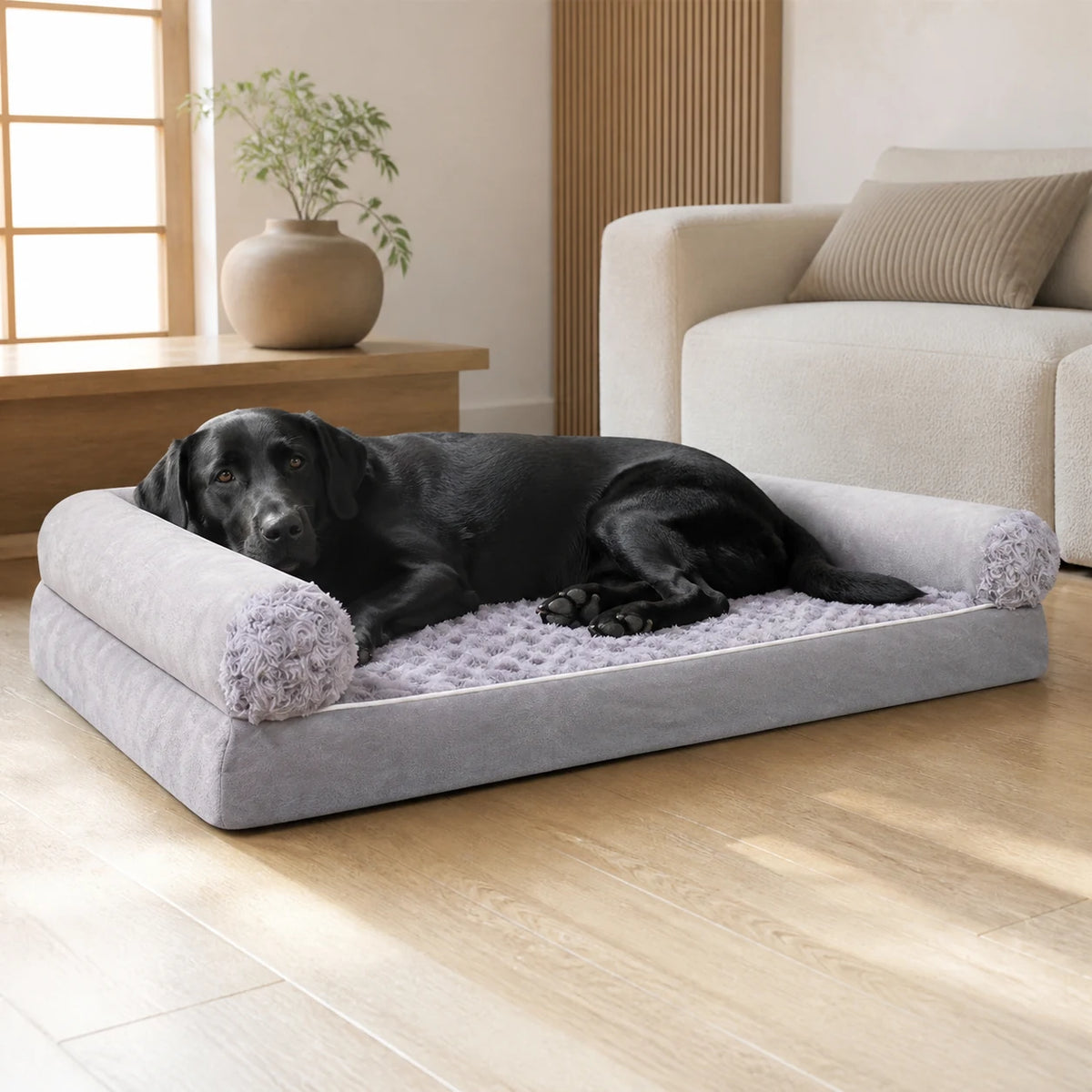 Labrador noir couché dans un panier carré mousse pour chien | KALMO
