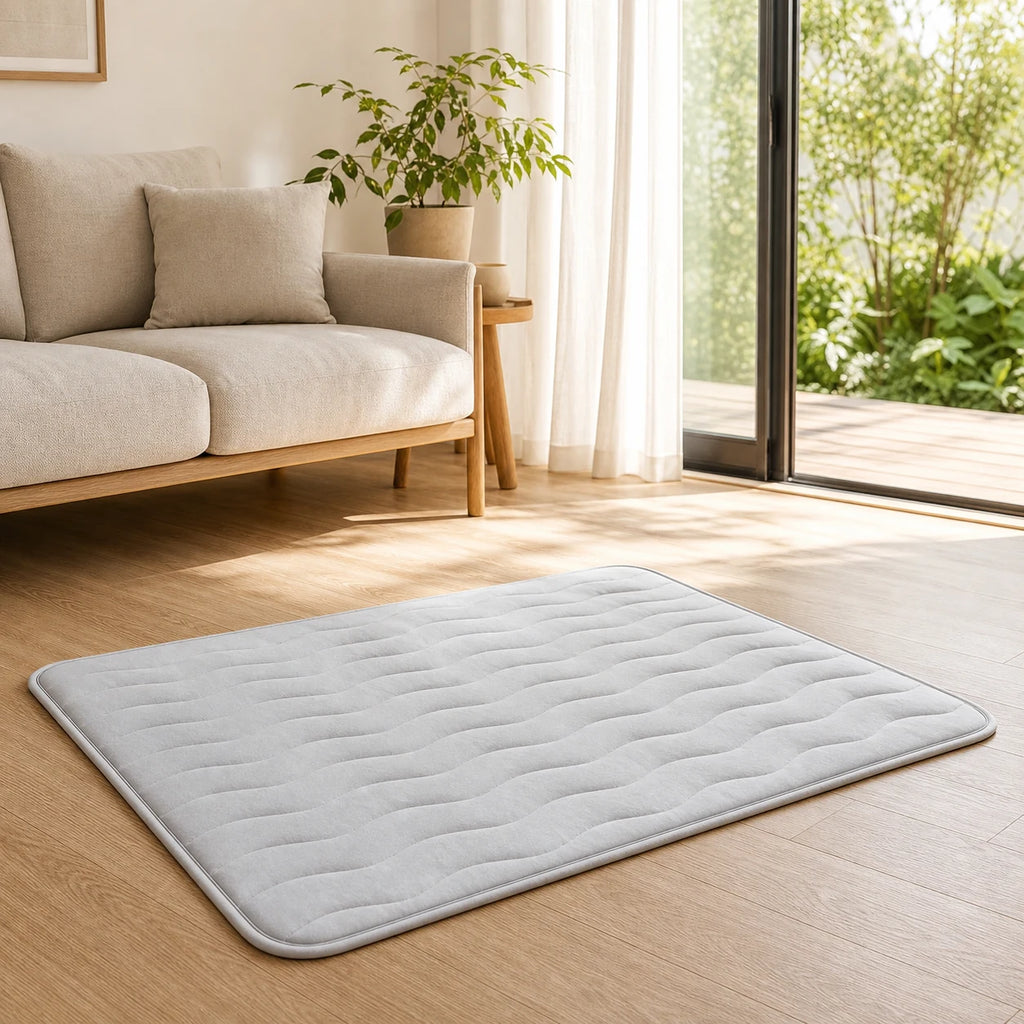 Tapis rafraîchissant chien gris posé dans un salon | KALMO