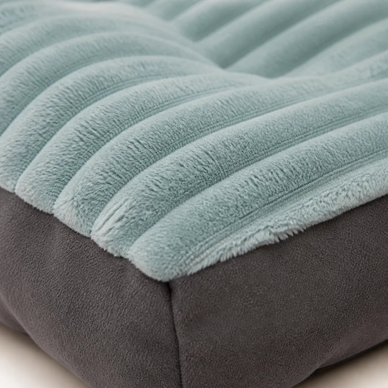 Détail du polyester en bandes du tapis hiver chien vert forêt | KALMO