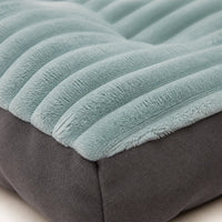 Détail du polyester en bandes du tapis hiver chien vert forêt | KALMO