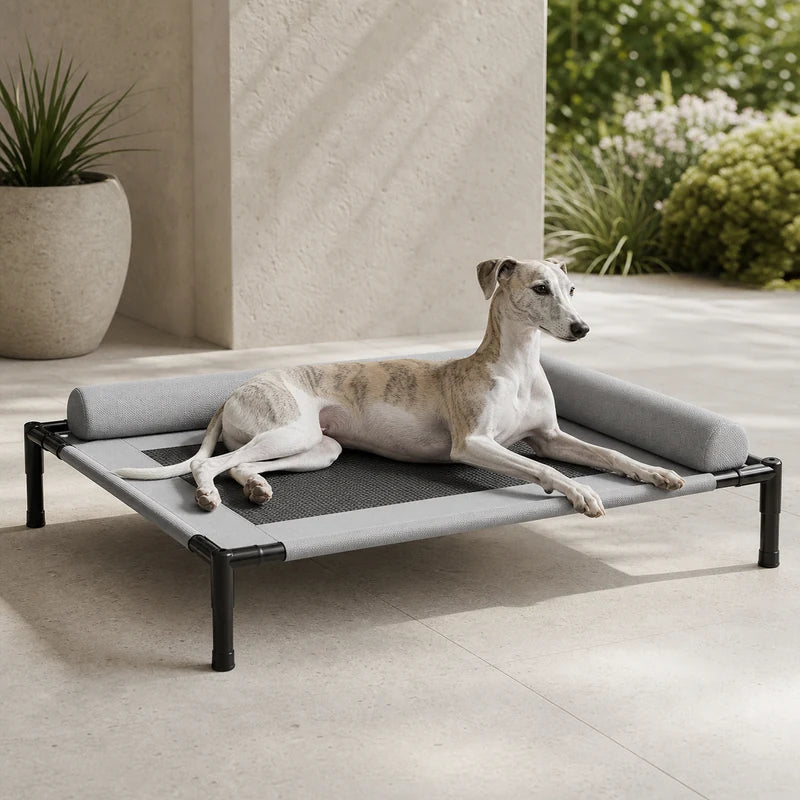 Lit surélevé chien gris sur une terrasse en bois | KALMO