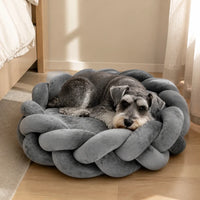 Schnauzer endormi dans un panier tressé gris foncé pour chien | KALMO