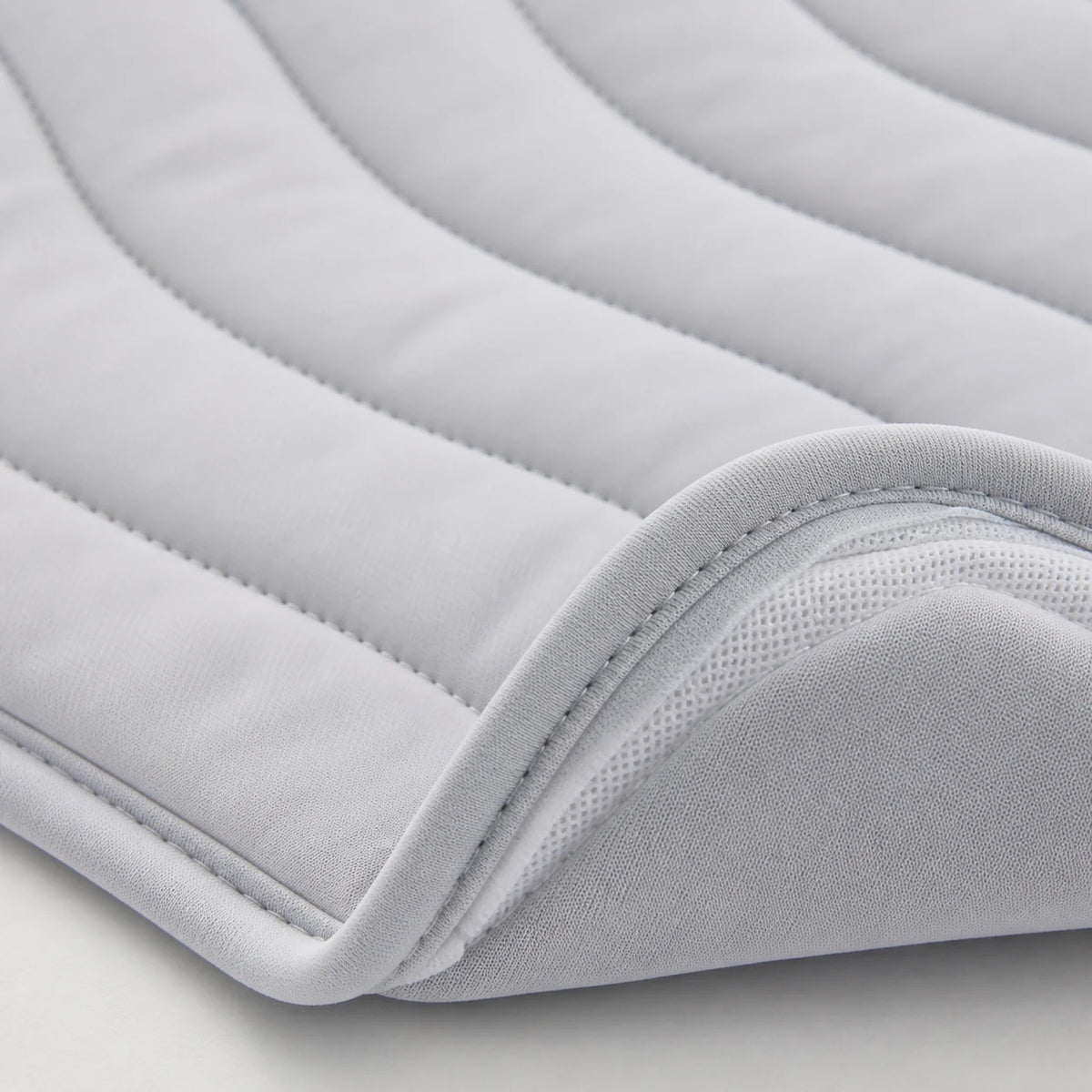 Détail du tissu respirant du tapis rafraîchissant chien | KALMO