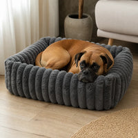 Boxer installé dans un panier velours gris rayé pour chien | KALMO