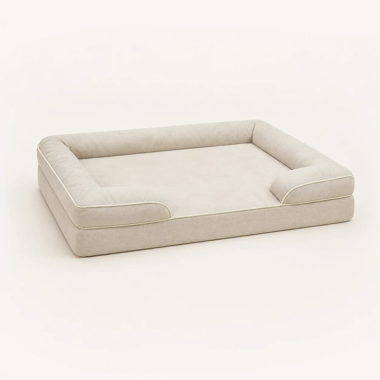 Panier mémoire de forme beige pour chien, vue studio | KALMO