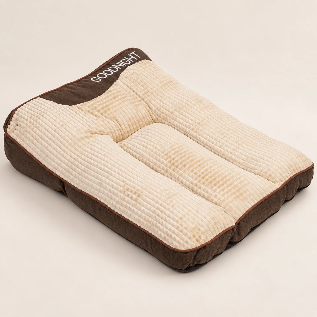 Lit orthopédique pour chien brun foncé GOODNIGHT sur fond beige, intérieur en velours côtelé crème