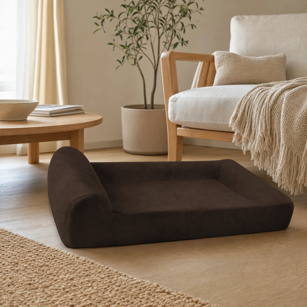 Canapé orthopédique marron pour grand chien dans un salon japandi | KALMO