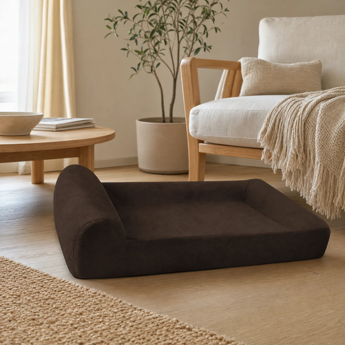 Canapé orthopédique marron pour grand chien dans un salon japandi | KALMO